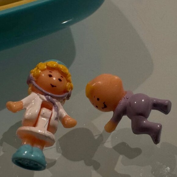 Polly Pocket Dr Polly's Baby Care Centre Nursery Blue 2 Figure Bluebird 1992 Vtg - Picture 3 of 6